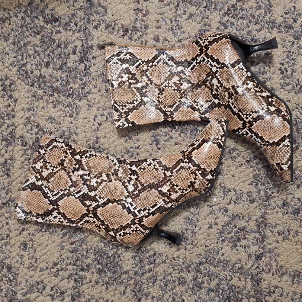Ankle pointed toe boots